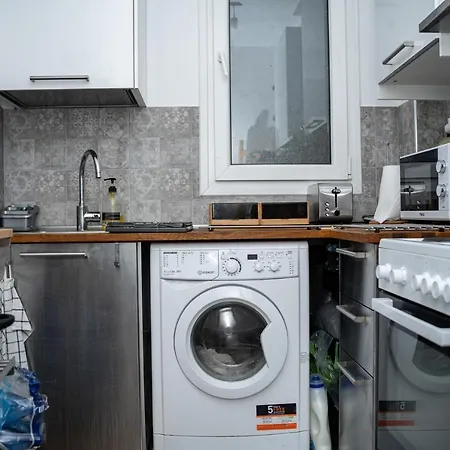 Floor Ano Poli Проживання в сім'ї *